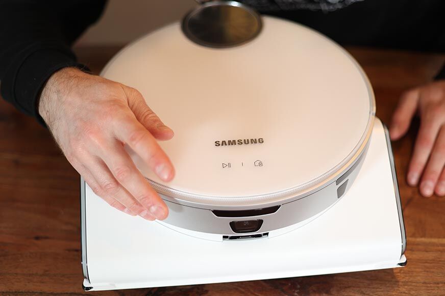 Die Dreiecksform des Samsung Jet Bot AI ist zu sehen.